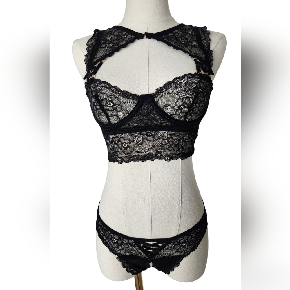 NWOT Rene Rofe Black Lace Bra and Panty Set